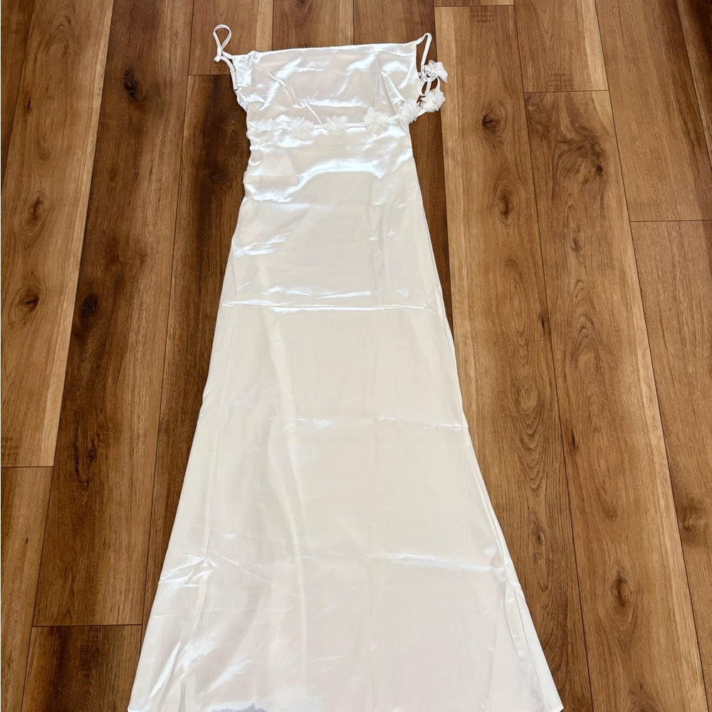 NWOT, Women’s Cowl Neck Low Back dress W/ Flower Strap White, small, K10 - Picture 4 of 6